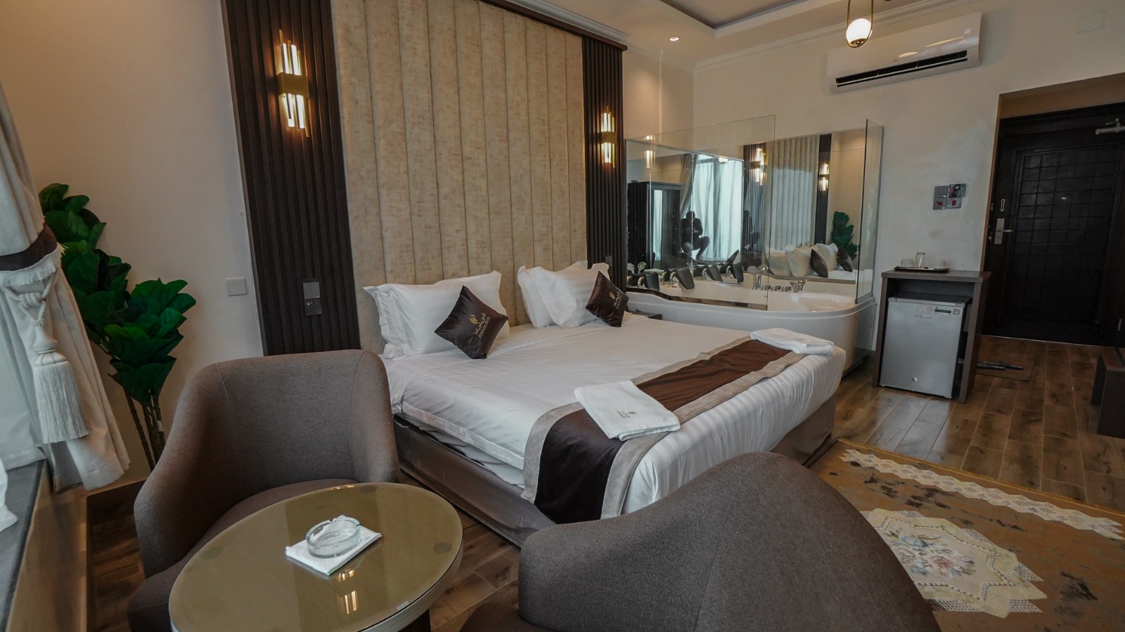 غرفة بحري جاكوزي