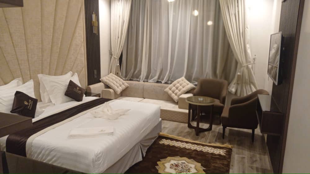 غرفة مطله على المدينة