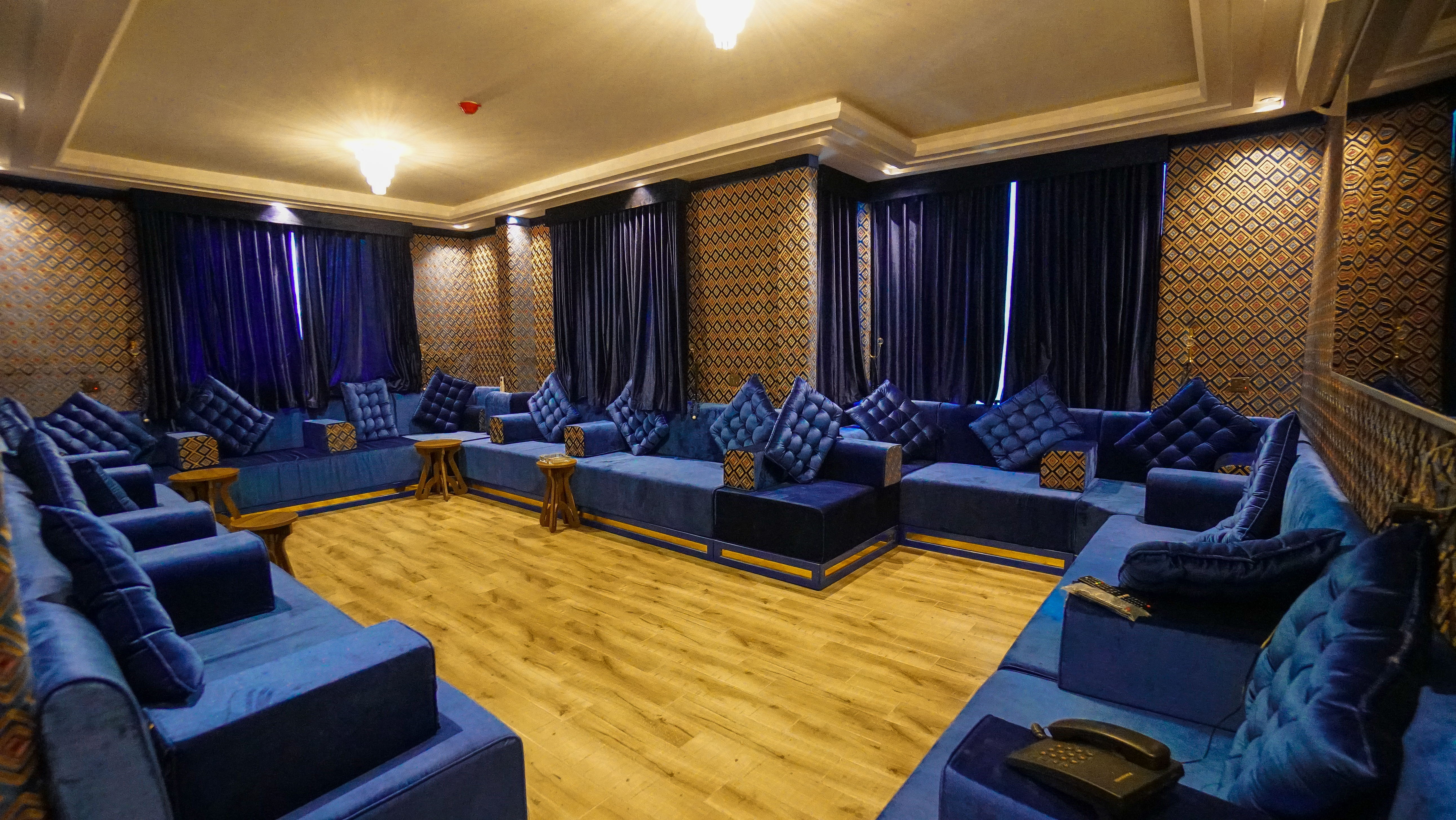 مخيم كبير مطل على البحر