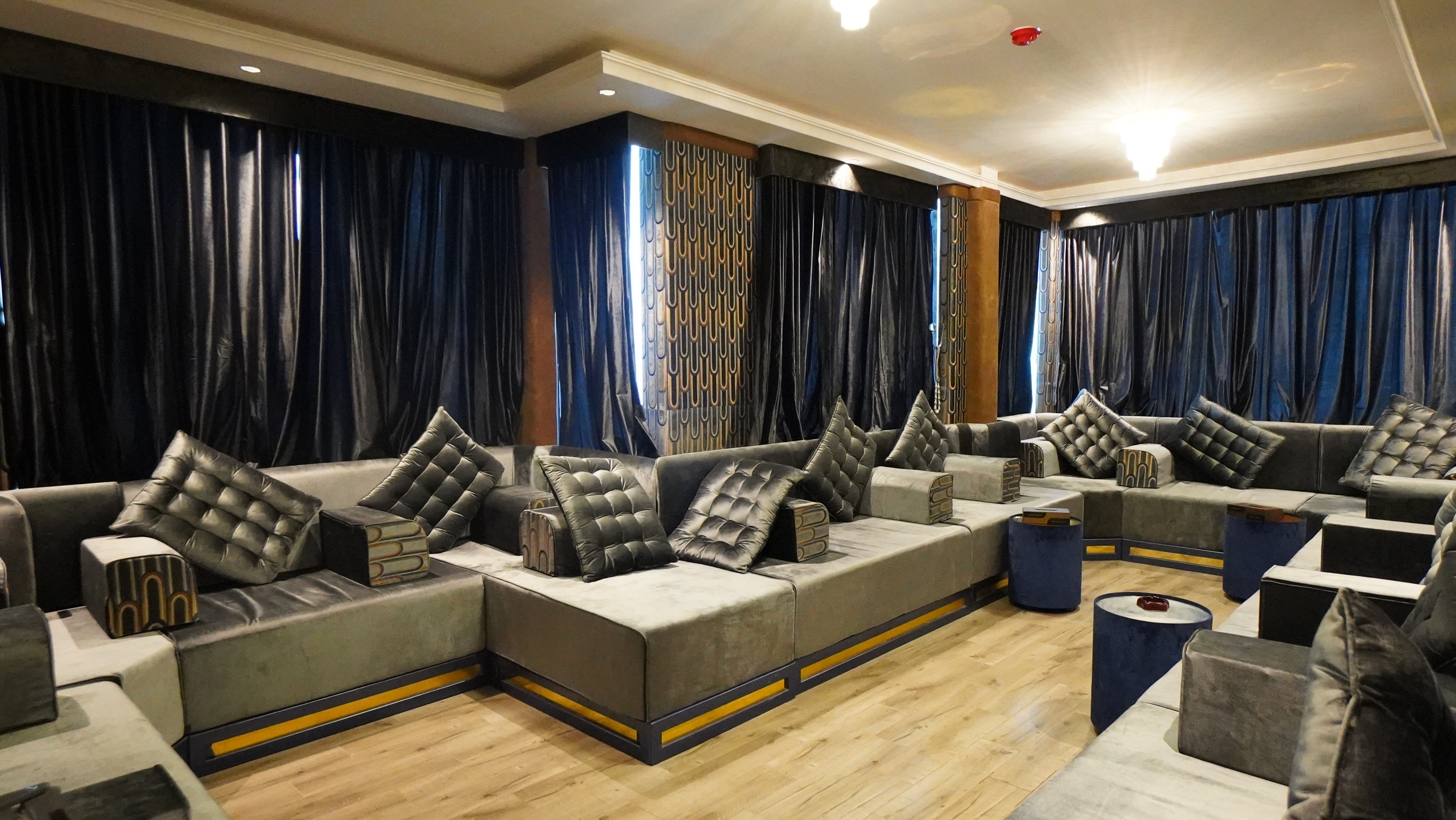 مخيم كبير مطل على البحر