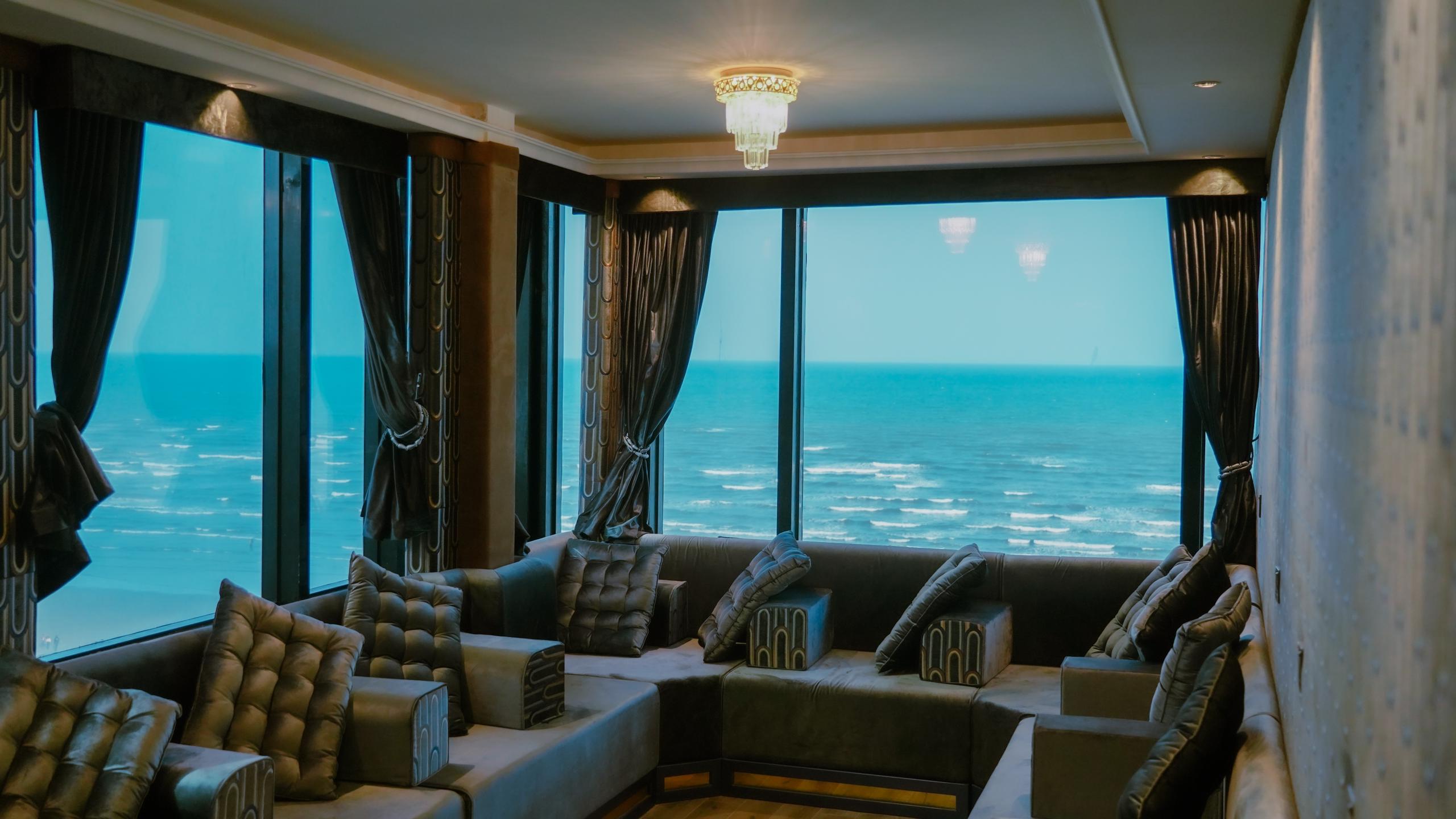 مخيم كبير مطل على البحر