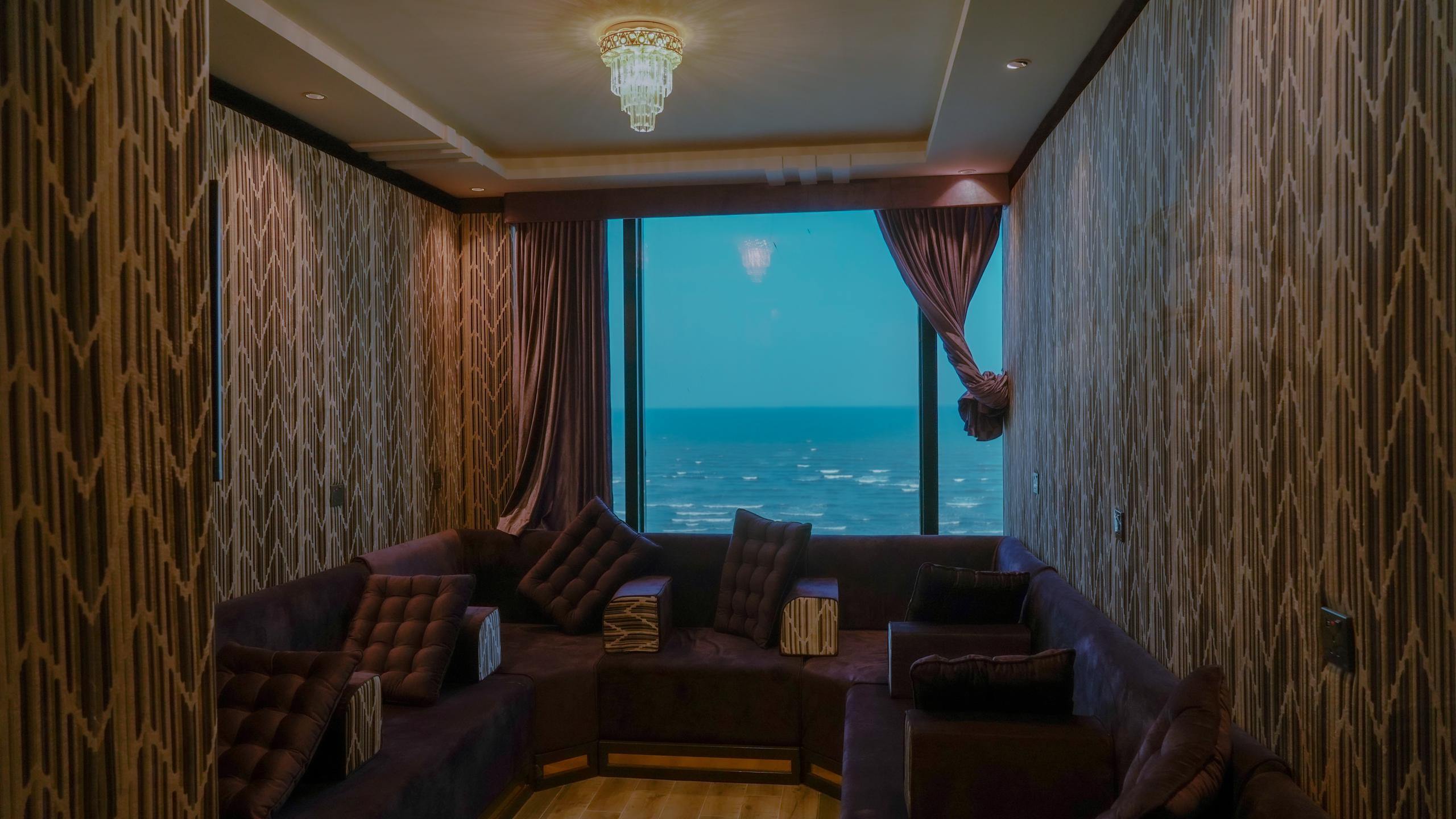 مخيم مطل على البحر