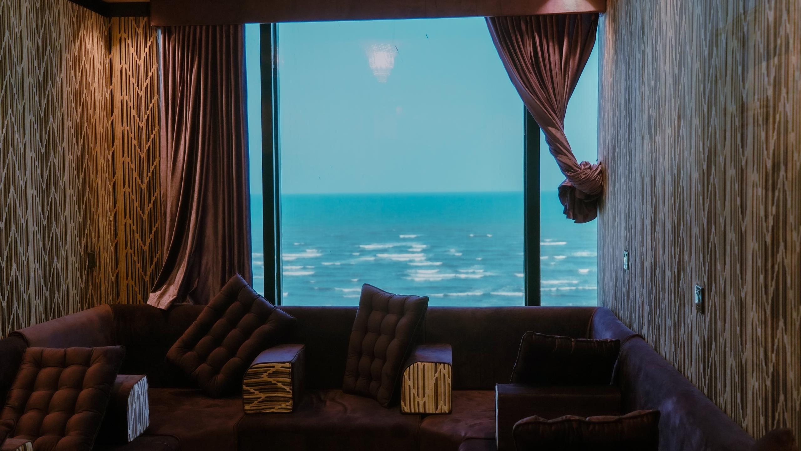 مخيم مطل على البحر