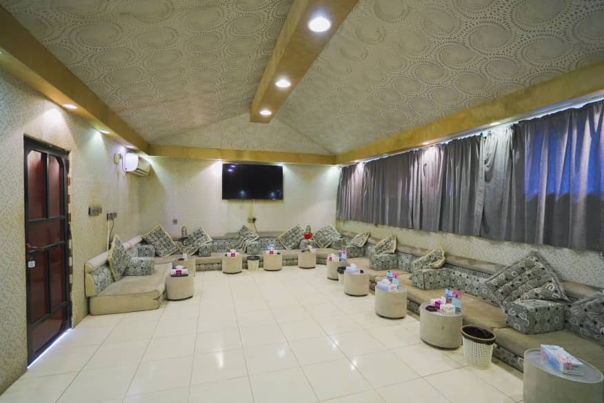 مخيم واسع مطل على المدينة